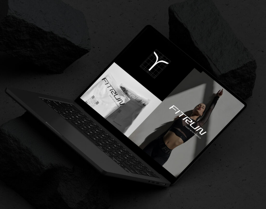 Laptop mit Fitness-Websiteanzeige, zeigt Fitnessprodukte und eine Frau im Sportoutfit
